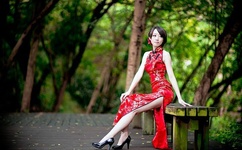 一层一层剥掉女生的衣服的